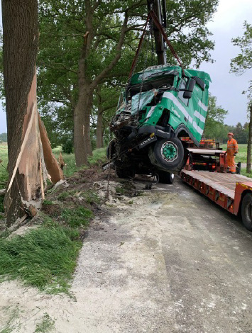 Boom schade vrachtwagen